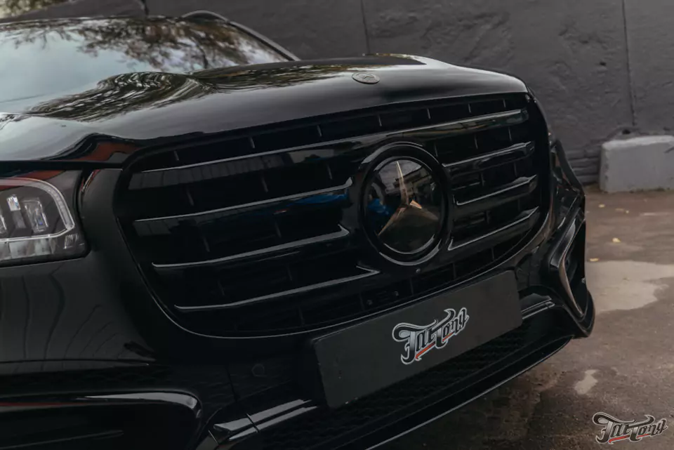Окрас деталей Mercedes GLS после некачественных работ, оклейка полиуретаном, окрас дисков и суппортов, антихром, комплекс детейлинг-услуг